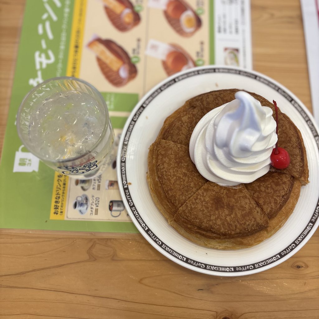 コメダ珈琲のシロノワールをお冷と比較しました。