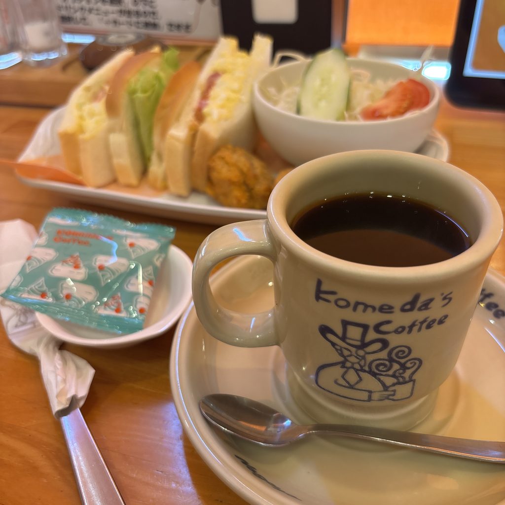 コメダ珈琲でランチを頼んだ時の写真です。店内は混み合ってきていました。