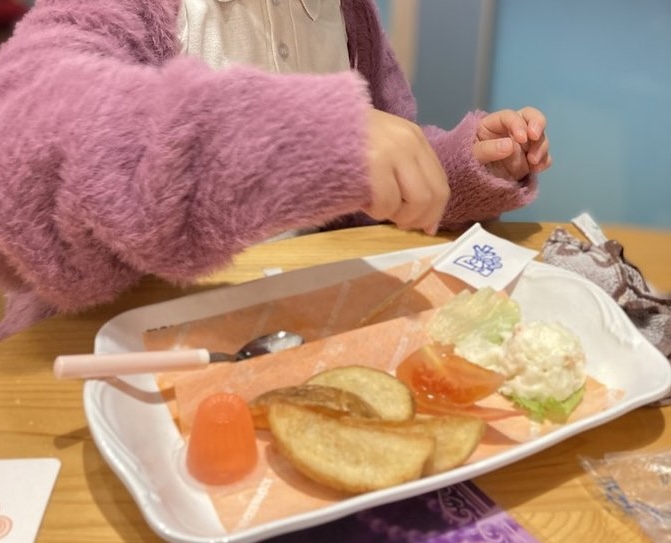  子供と一緒にコメダ珈琲に行った時の写真。だいすきプレート（お子様ランチ）を食べています。