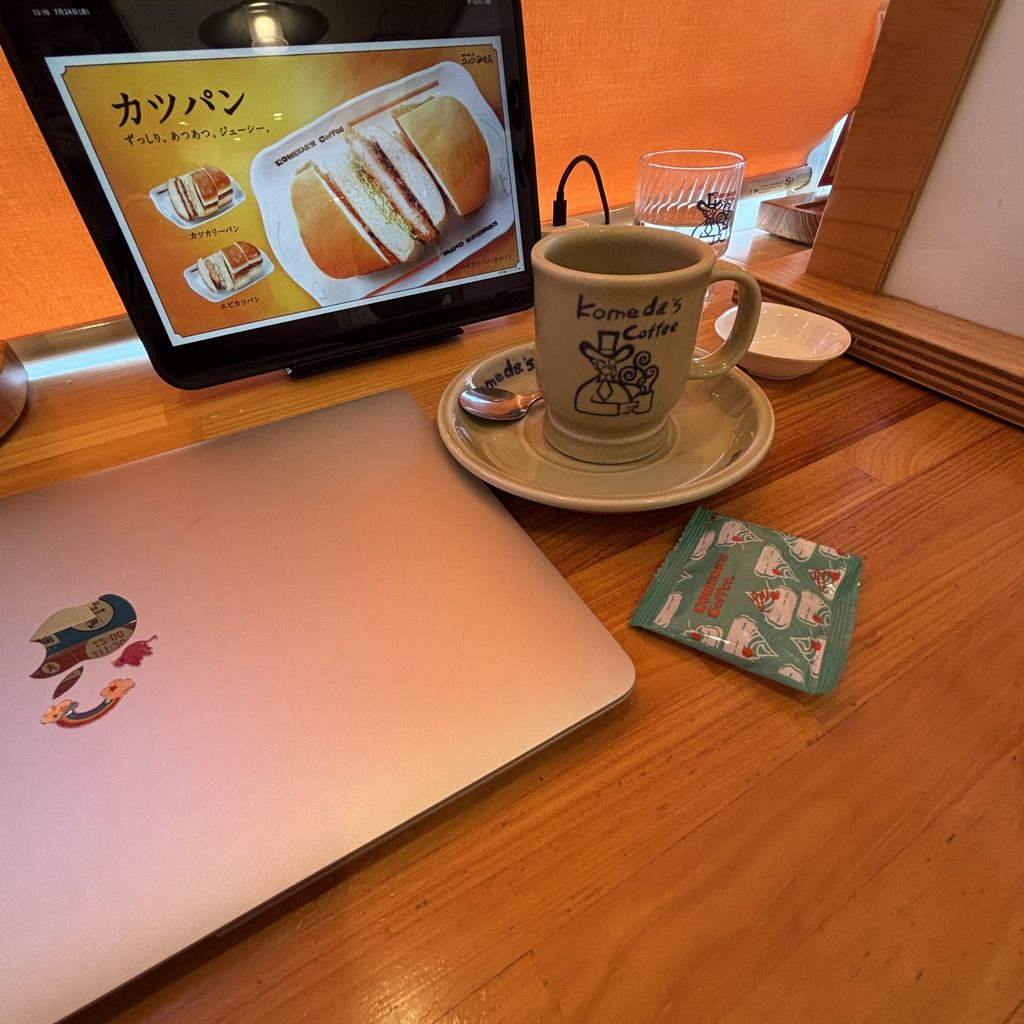 コメダ珈琲でPC(パソコン)作業を実際にしていました。奥に電源用のコンセントがあります。